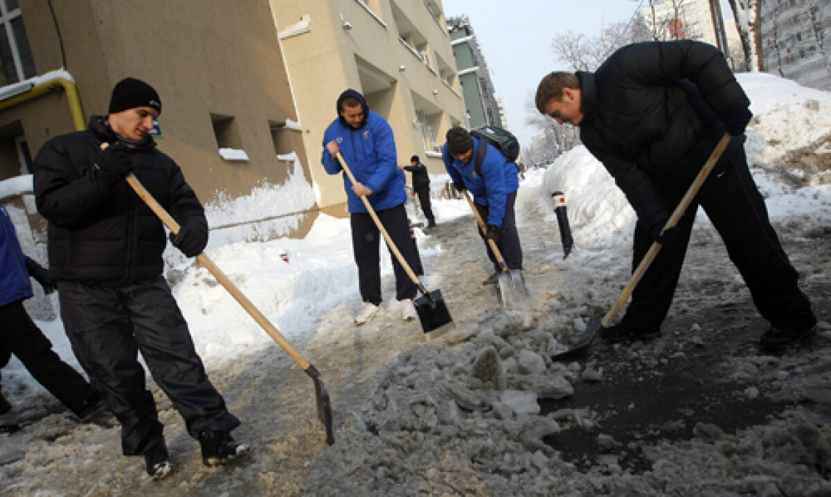 GALERIE FOTO Heirup prin zăpadă! » Rugbiştii şi baschetbaliştii au ajutat la deszăpezirea Bucureştiului