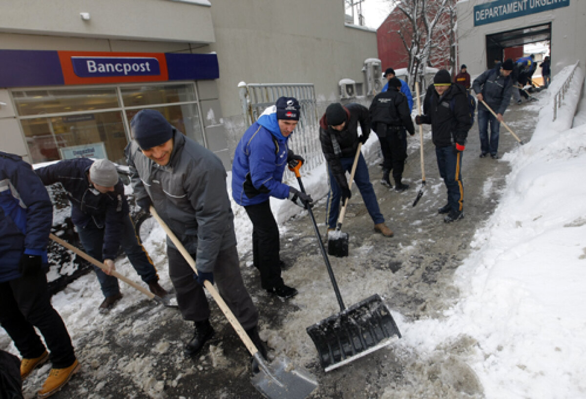 GALERIE FOTO Heirup prin zăpadă! » Rugbiştii şi baschetbaliştii au ajutat la deszăpezirea Bucureştiului