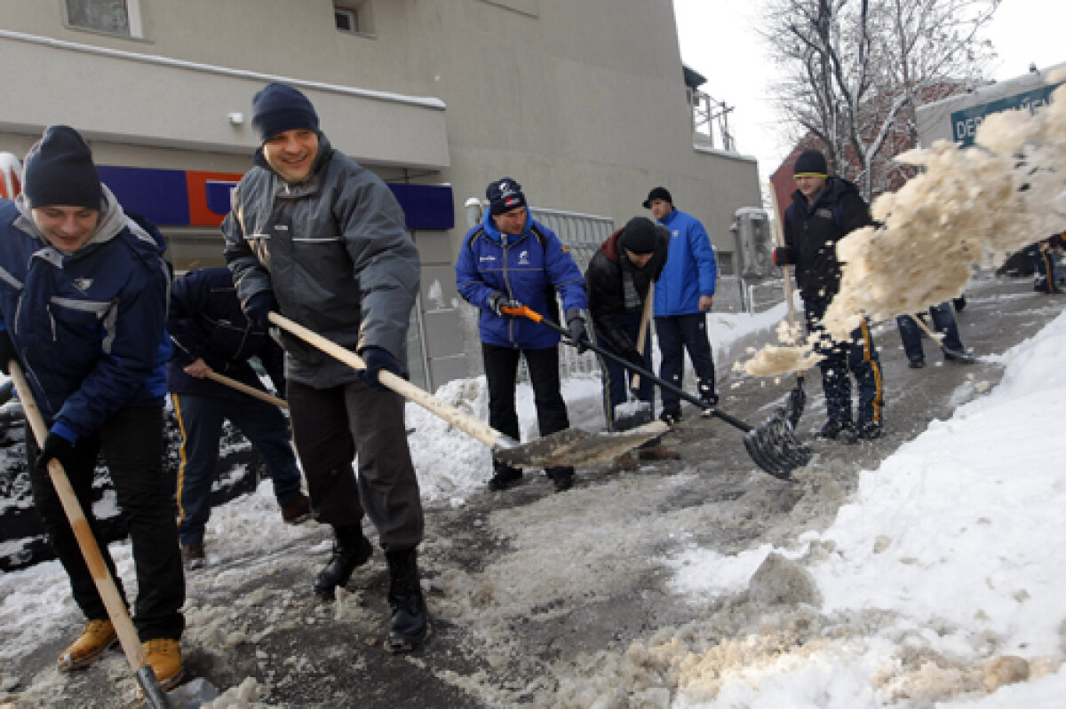 GALERIE FOTO Heirup prin zăpadă! » Rugbiştii şi baschetbaliştii au ajutat la deszăpezirea Bucureştiului