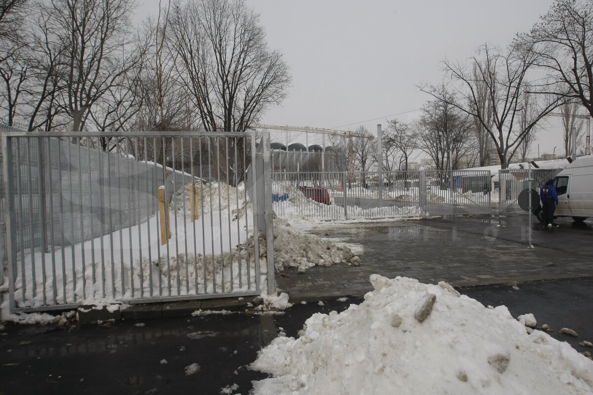 FOTO Organizatorii se chinuie să mute zăpada de la Arena Naţională
