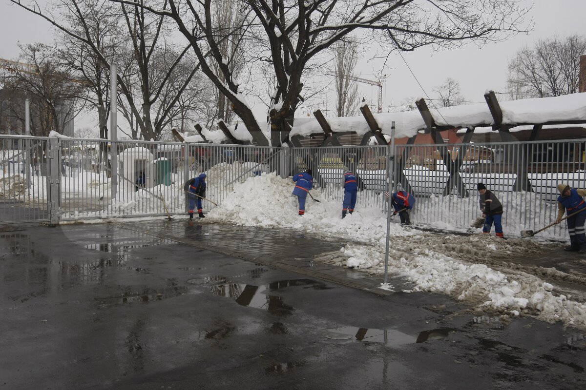 FOTO Organizatorii se chinuie să mute zăpada de la Arena Naţională