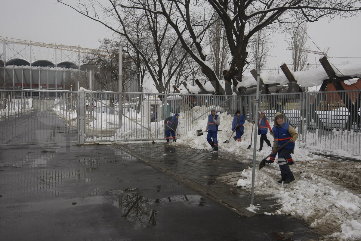 FOTO Organizatorii se chinuie să mute zăpada de la Arena Naţională