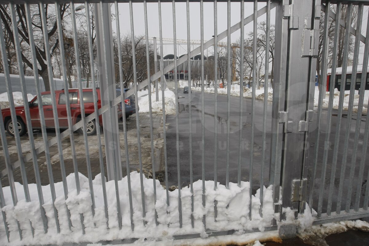 FOTO Organizatorii se chinuie să mute zăpada de la Arena Naţională