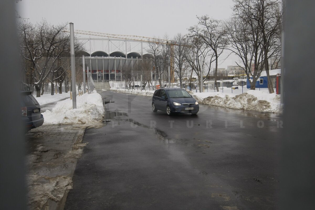 FOTO Organizatorii se chinuie să mute zăpada de la Arena Naţională