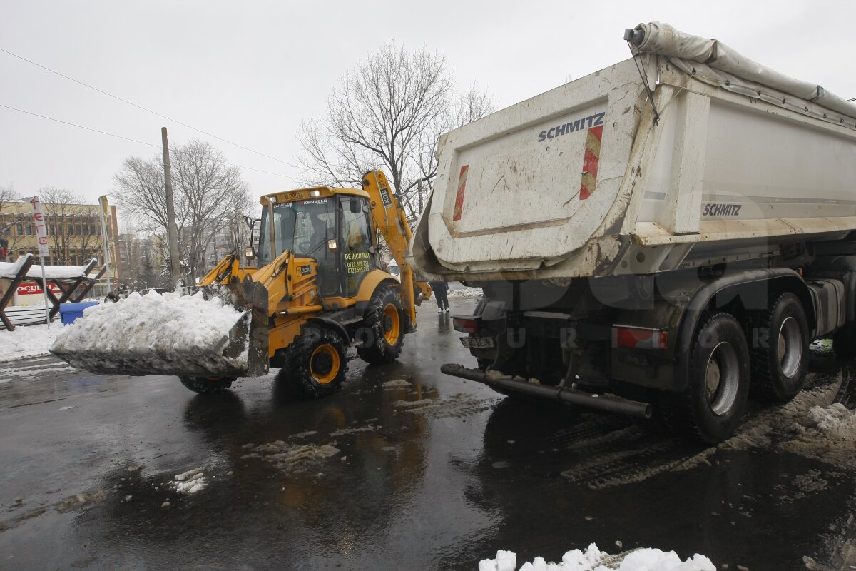 FOTO Organizatorii se chinuie să mute zăpada de la Arena Naţională