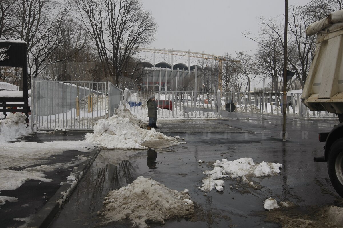 FOTO Organizatorii se chinuie să mute zăpada de la Arena Naţională