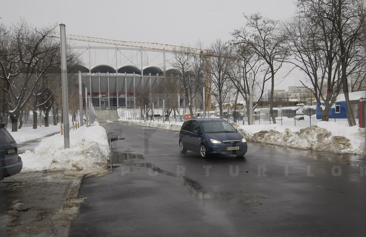 FOTO Organizatorii se chinuie să mute zăpada de la Arena Naţională