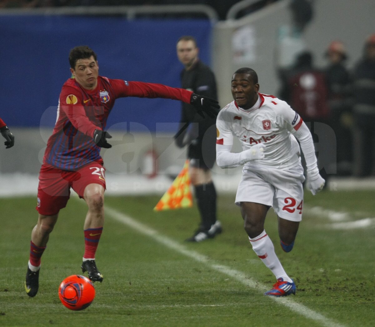 FOTO Ola John, "Regele Balonului" » Steaua a pierdut meciul tur cu Twente, 0-1