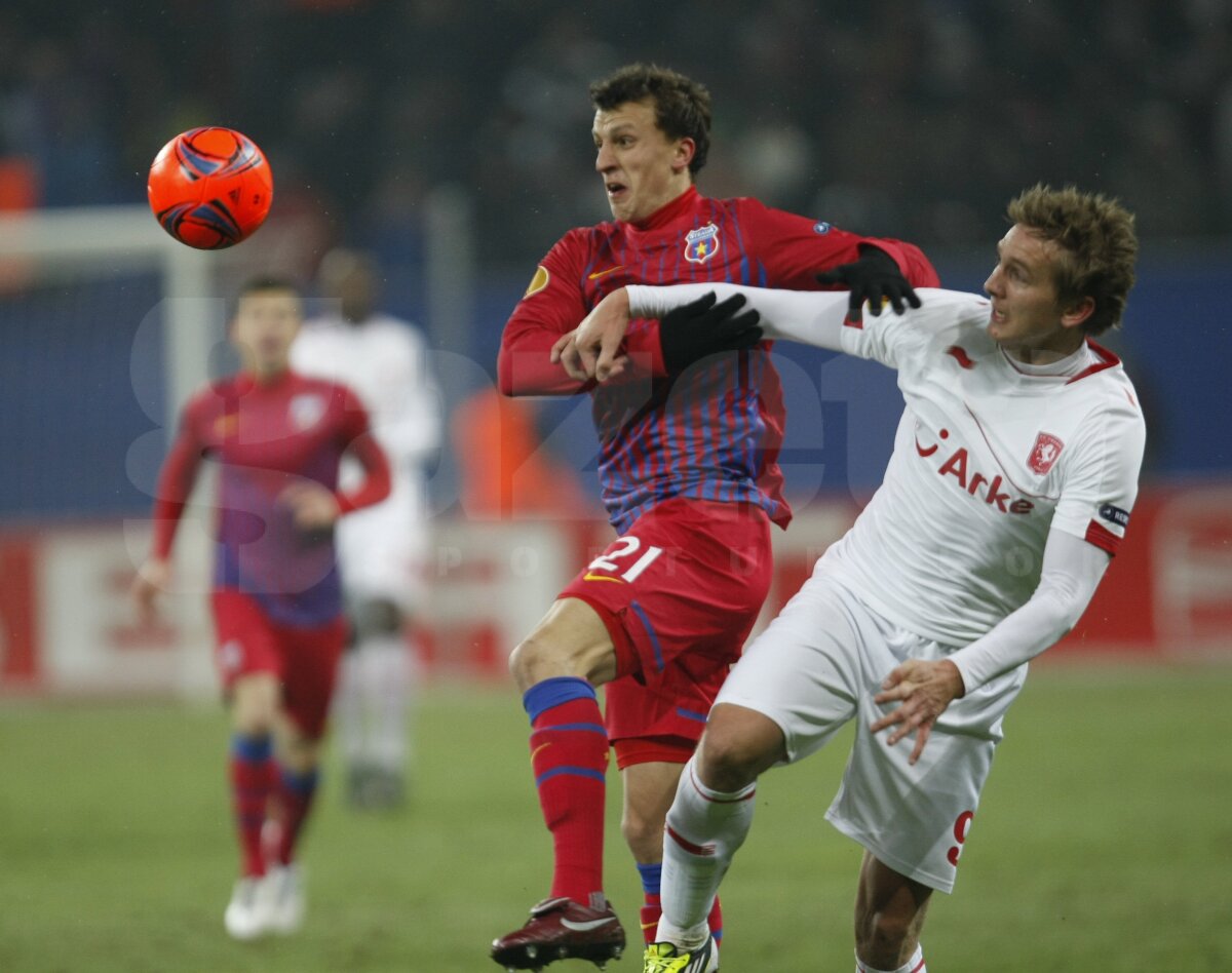 FOTO Ola John, "Regele Balonului" » Steaua a pierdut meciul tur cu Twente, 0-1