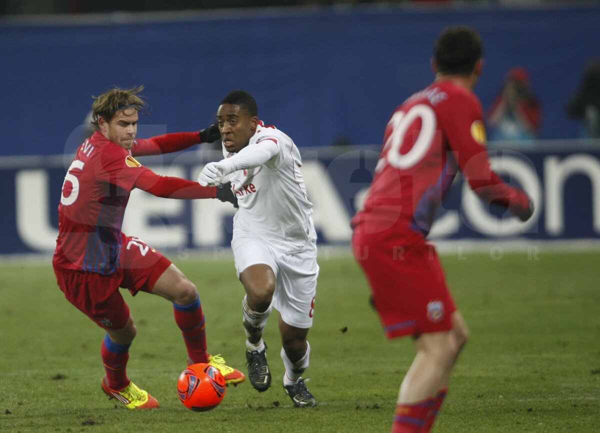 FOTO Ola John, "Regele Balonului" » Steaua a pierdut meciul tur cu Twente, 0-1