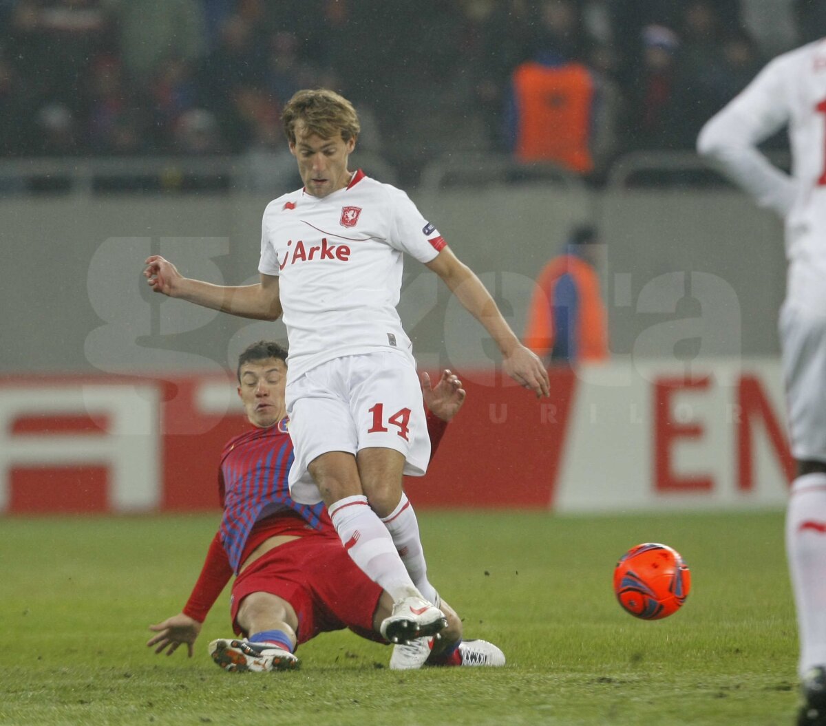 FOTO Ola John, "Regele Balonului" » Steaua a pierdut meciul tur cu Twente, 0-1