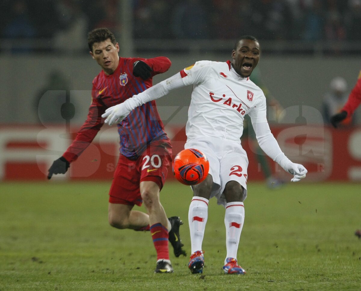 FOTO Ola John, "Regele Balonului" » Steaua a pierdut meciul tur cu Twente, 0-1