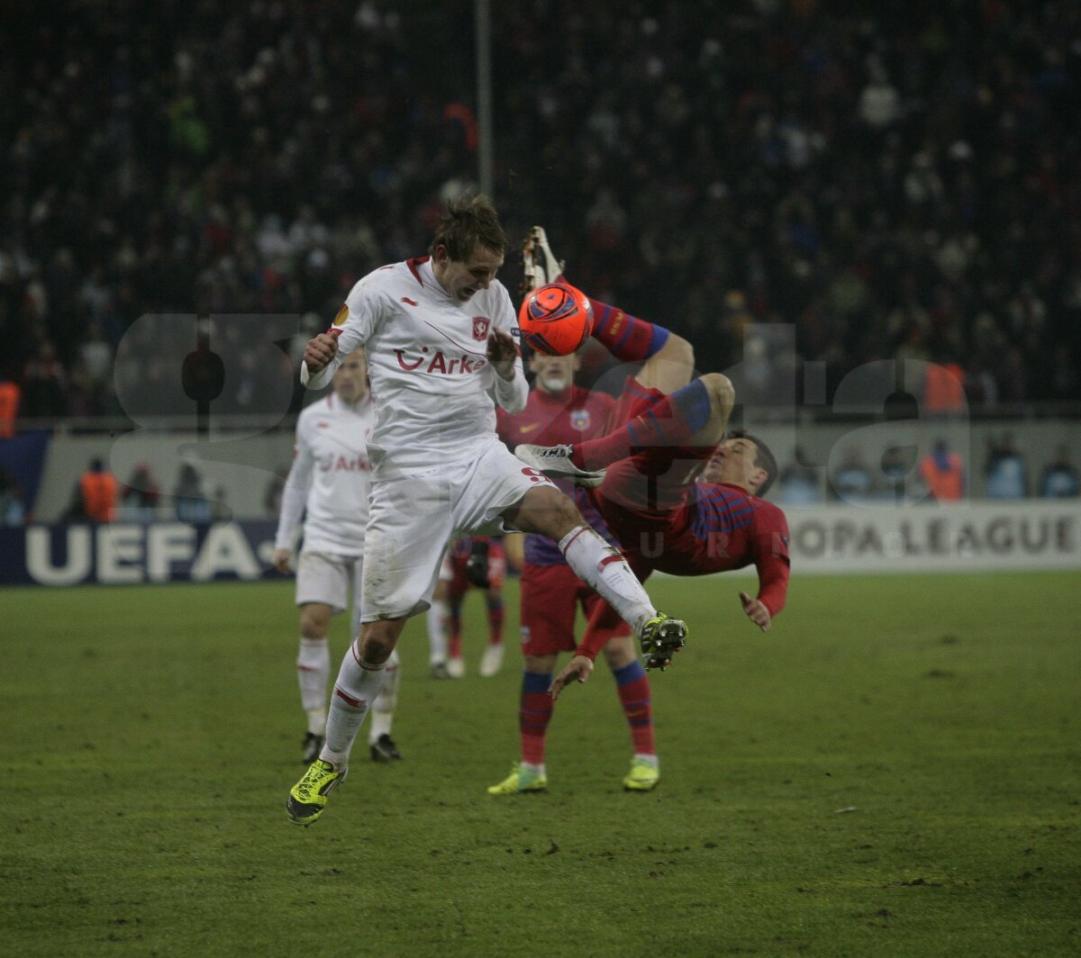 FOTO Ola John, "Regele Balonului" » Steaua a pierdut meciul tur cu Twente, 0-1