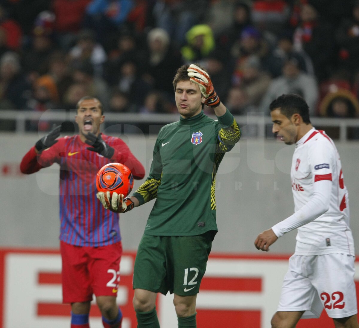 FOTO Ola John, "Regele Balonului" » Steaua a pierdut meciul tur cu Twente, 0-1