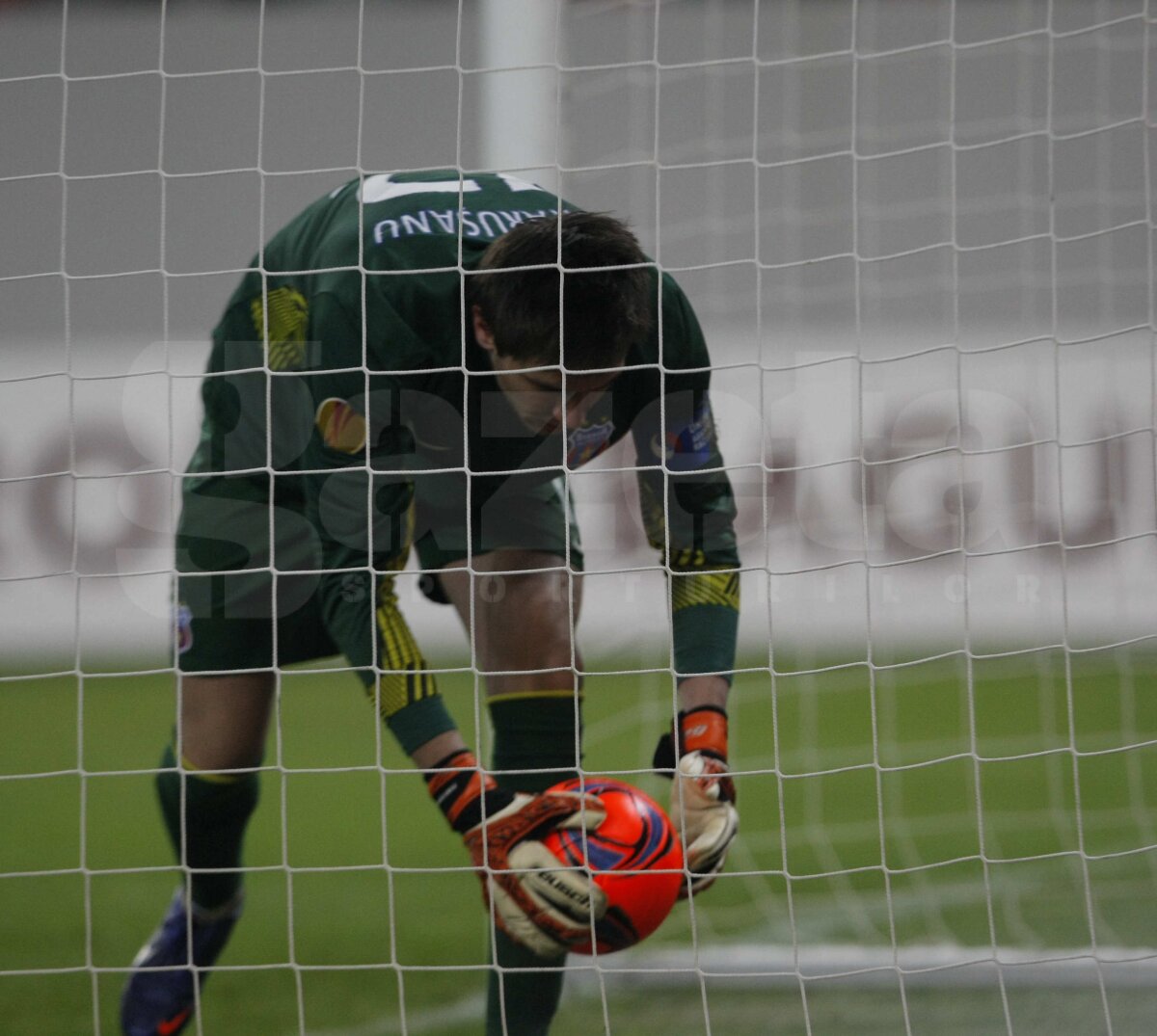 FOTO Ola John, "Regele Balonului" » Steaua a pierdut meciul tur cu Twente, 0-1