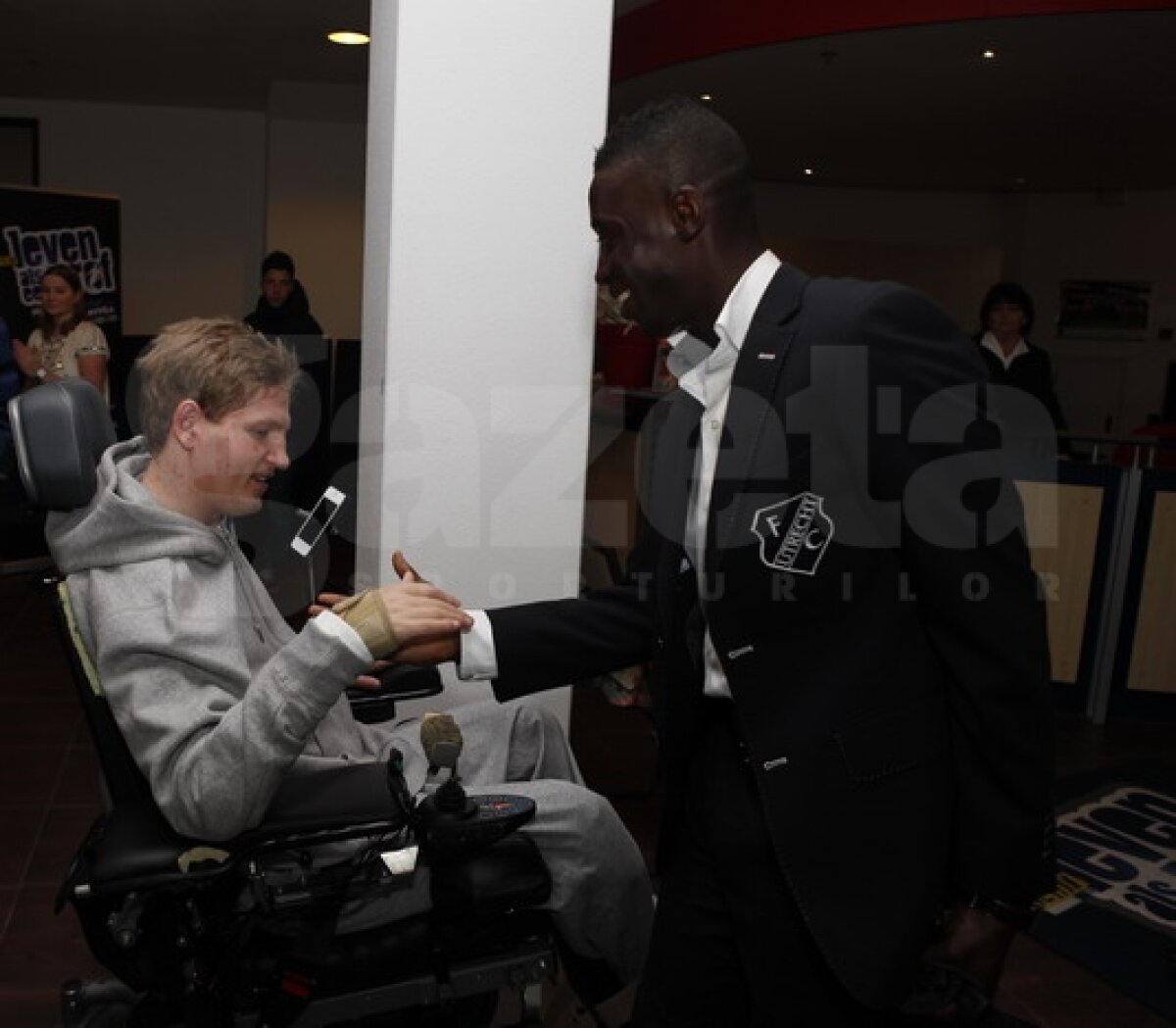 GALERIE FOTO Pentru Neşu, toţi spectatorii meciului Utrecht-AZ au cîntat celebrul You'll Never Walk Alone