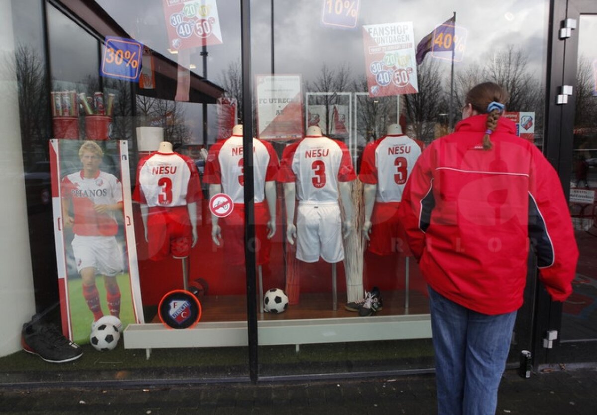 GALERIE FOTO Pentru Neşu, toţi spectatorii meciului Utrecht-AZ au cîntat celebrul You'll Never Walk Alone