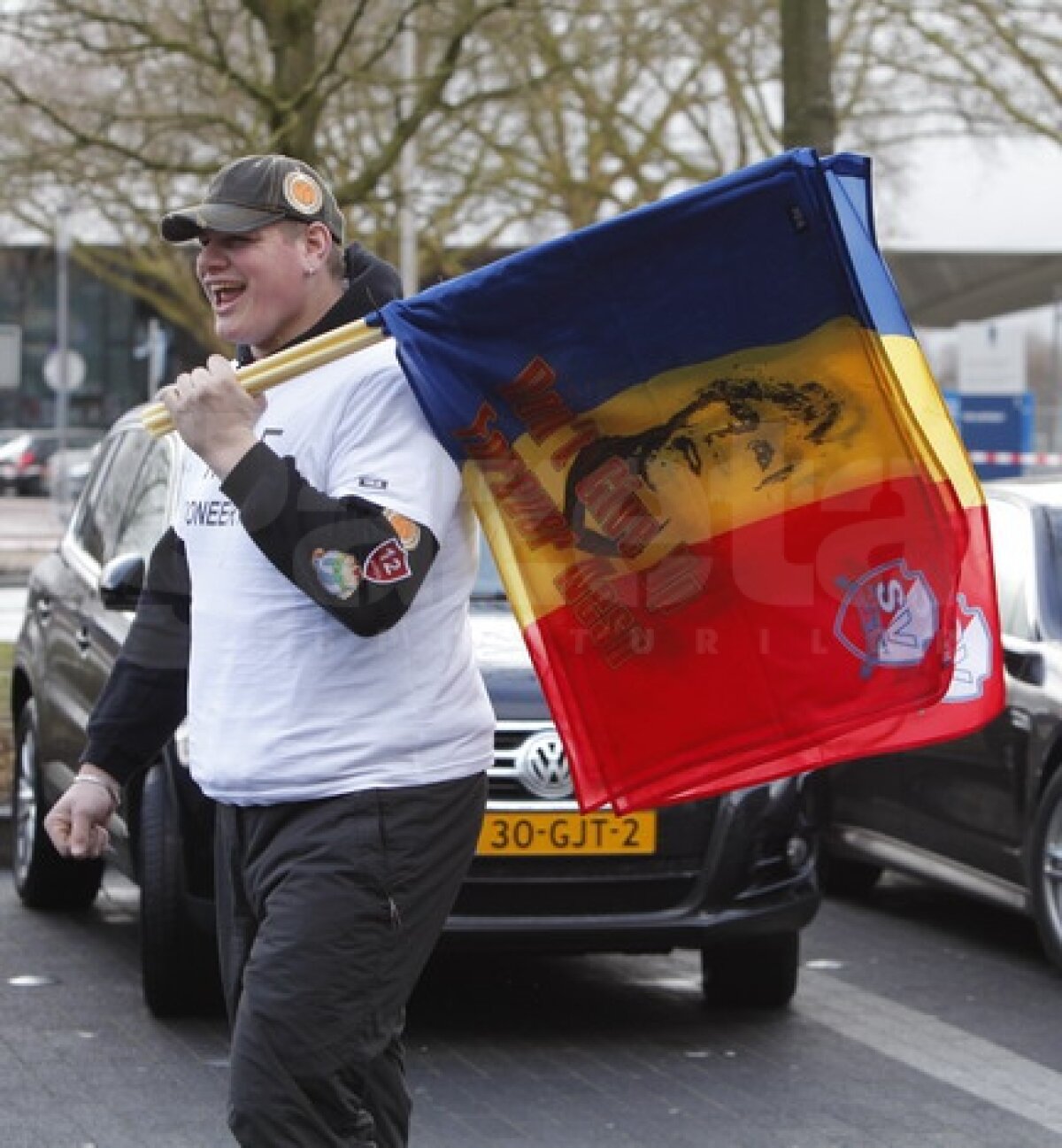 GALERIE FOTO Pentru Neşu, toţi spectatorii meciului Utrecht-AZ au cîntat celebrul You'll Never Walk Alone