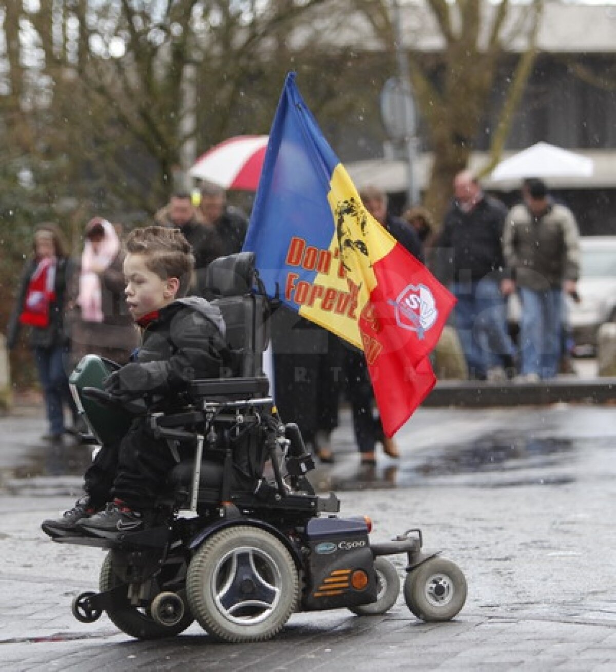 GALERIE FOTO Pentru Neşu, toţi spectatorii meciului Utrecht-AZ au cîntat celebrul You'll Never Walk Alone