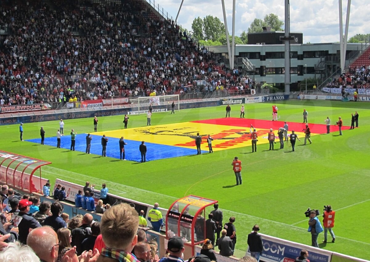 GALERIE FOTO Pentru Neşu, toţi spectatorii meciului Utrecht-AZ au cîntat celebrul You'll Never Walk Alone