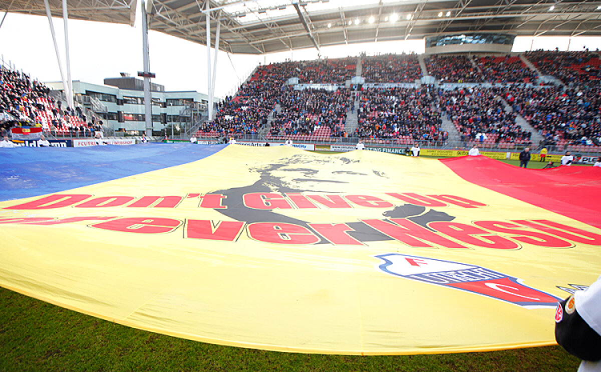 GALERIE FOTO Pentru Neşu, toţi spectatorii meciului Utrecht-AZ au cîntat celebrul You'll Never Walk Alone