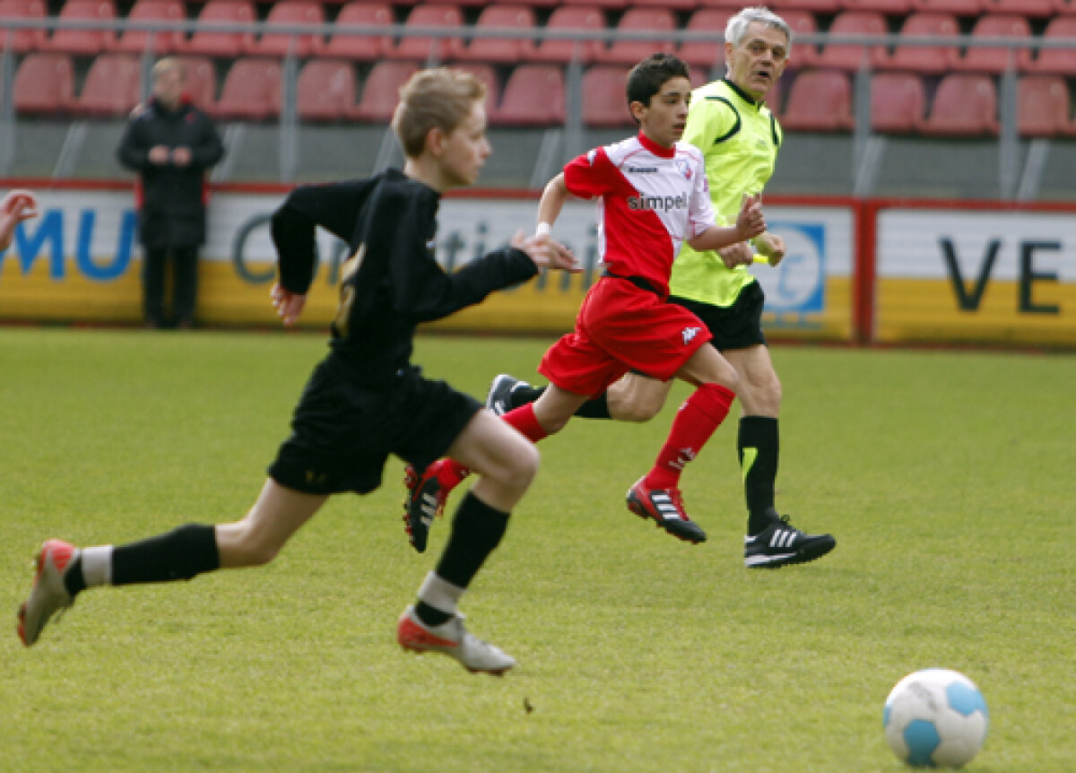 FOTO Cu tata la stadion » Mihai Neşu şi-a sărbătorit cei 29 de ani la Utrecht, alături de 20.000 de olandezi care au creat o atmosferă impresionantă