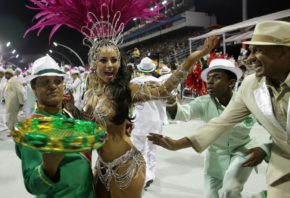 GALERIE FOTO Neymar a cîntat şi a dansat nebuneşte la Carnaval