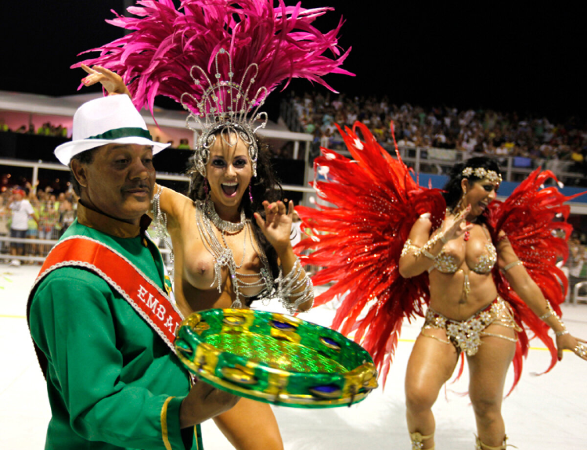 FOTO I-a venit mintea la cap?! Ronaldinho a refuzat frumuseţile carnavalului de la Rio pentru fotbal