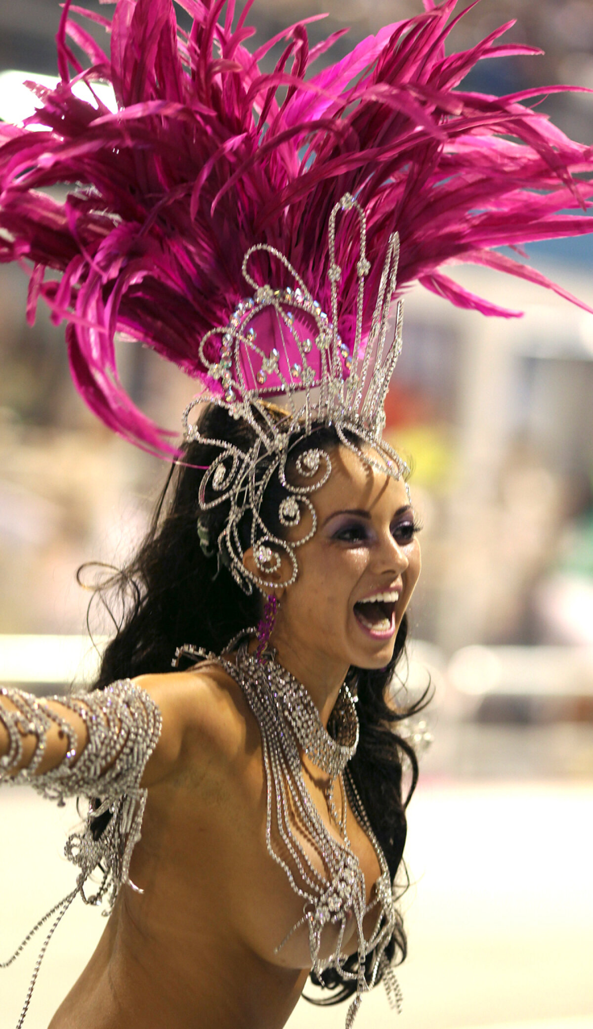 FOTO I-a venit mintea la cap?! Ronaldinho a refuzat frumuseţile carnavalului de la Rio pentru fotbal