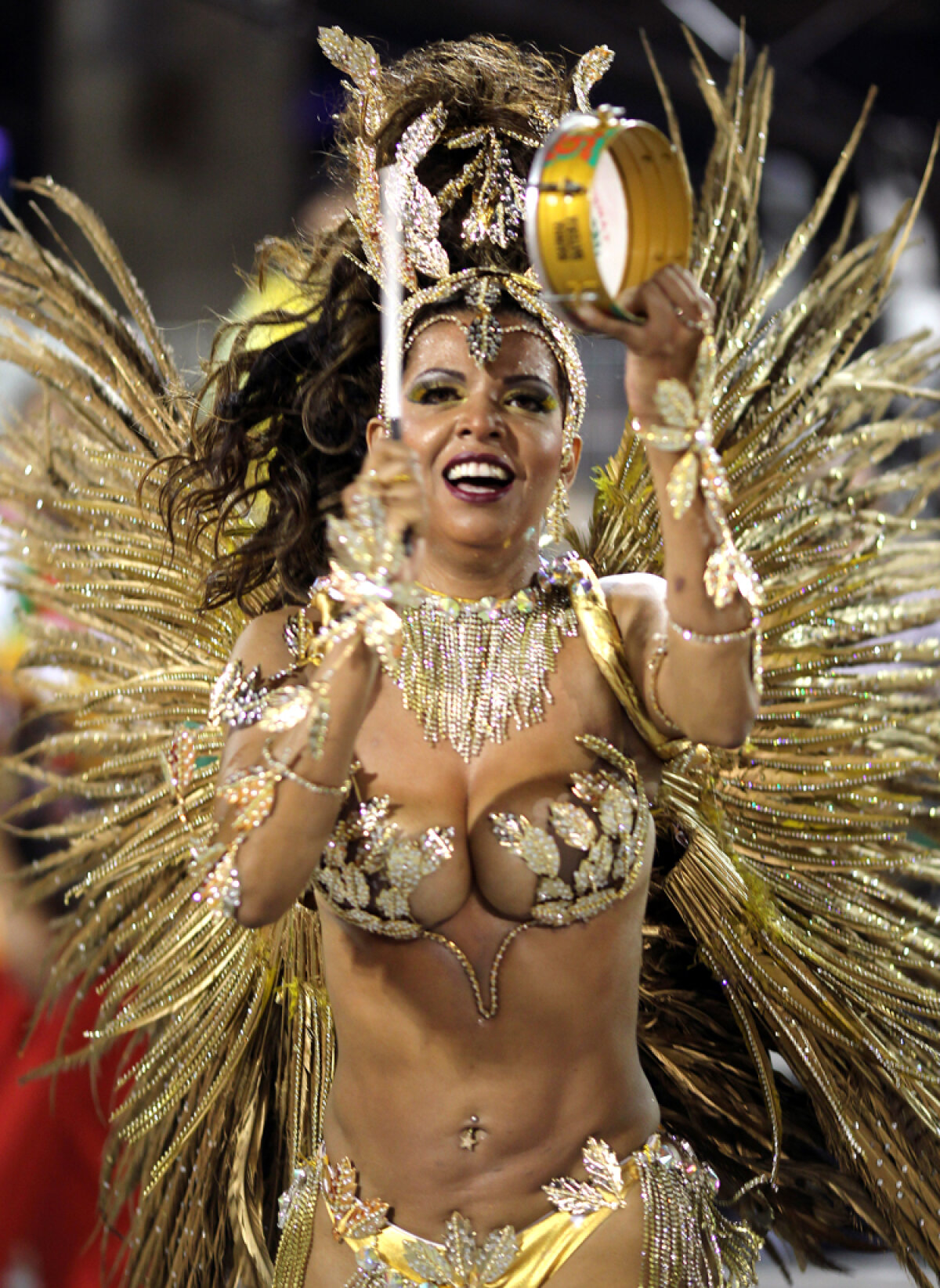 FOTO I-a venit mintea la cap?! Ronaldinho a refuzat frumuseţile carnavalului de la Rio pentru fotbal