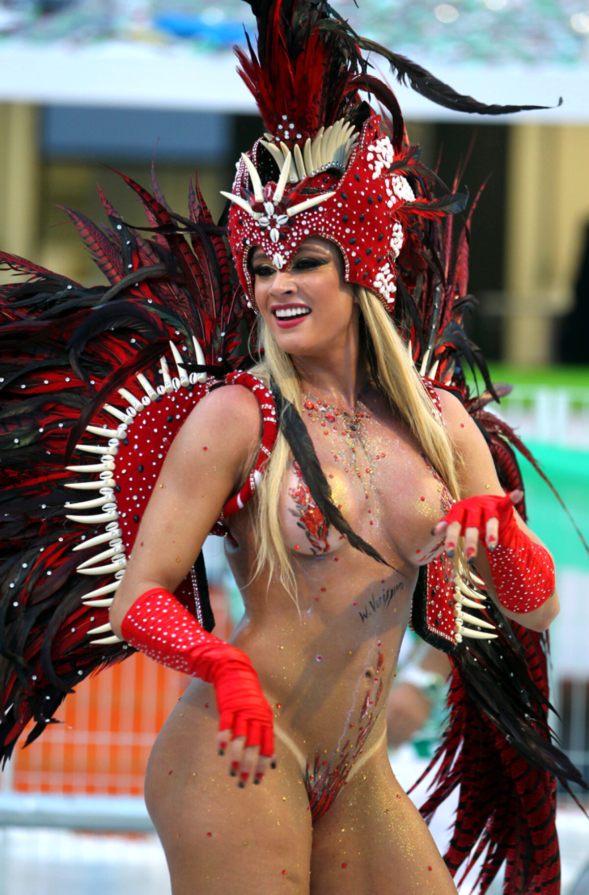 FOTO I-a venit mintea la cap?! Ronaldinho a refuzat frumuseţile carnavalului de la Rio pentru fotbal