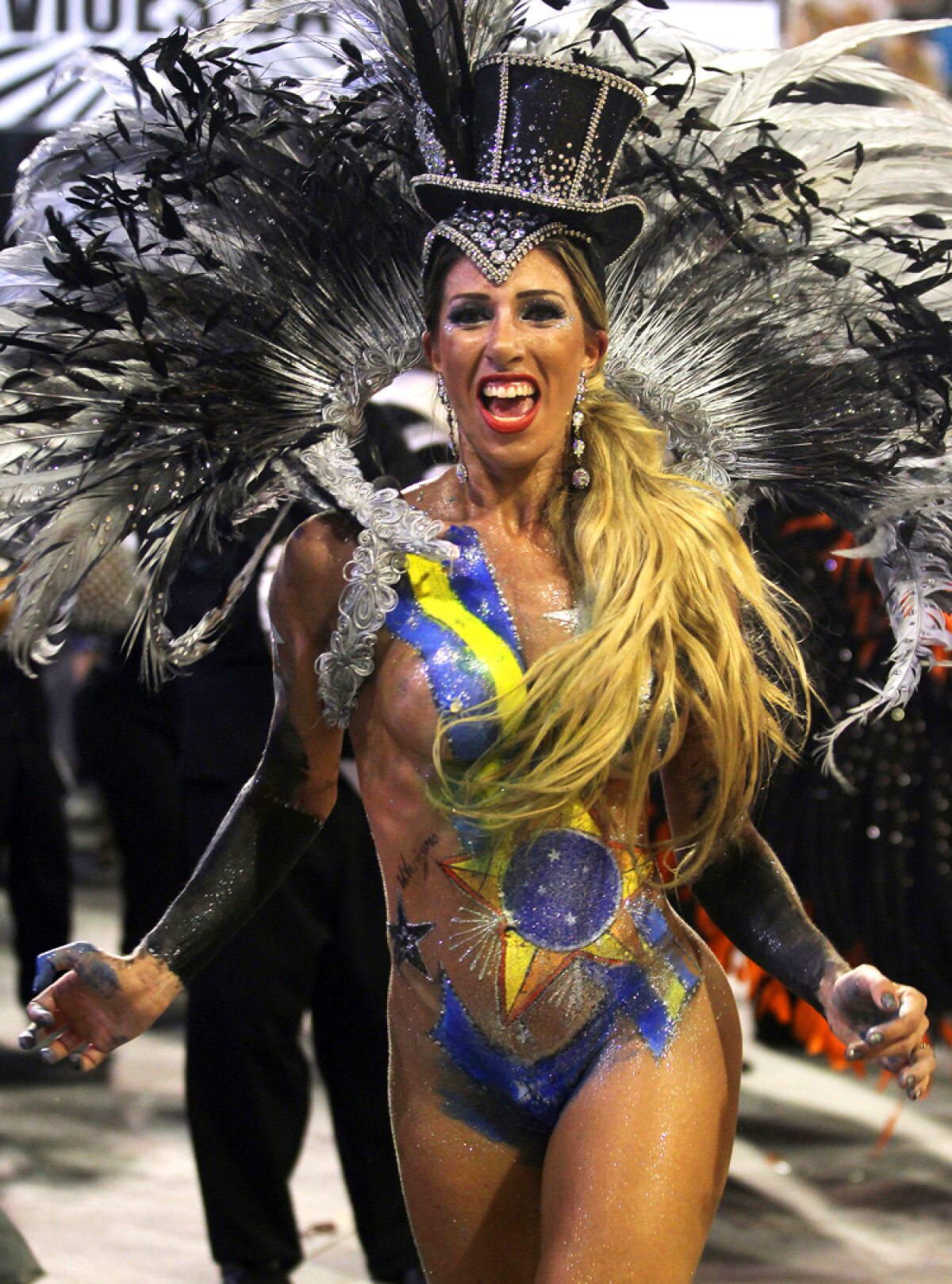 FOTO I-a venit mintea la cap?! Ronaldinho a refuzat frumuseţile carnavalului de la Rio pentru fotbal