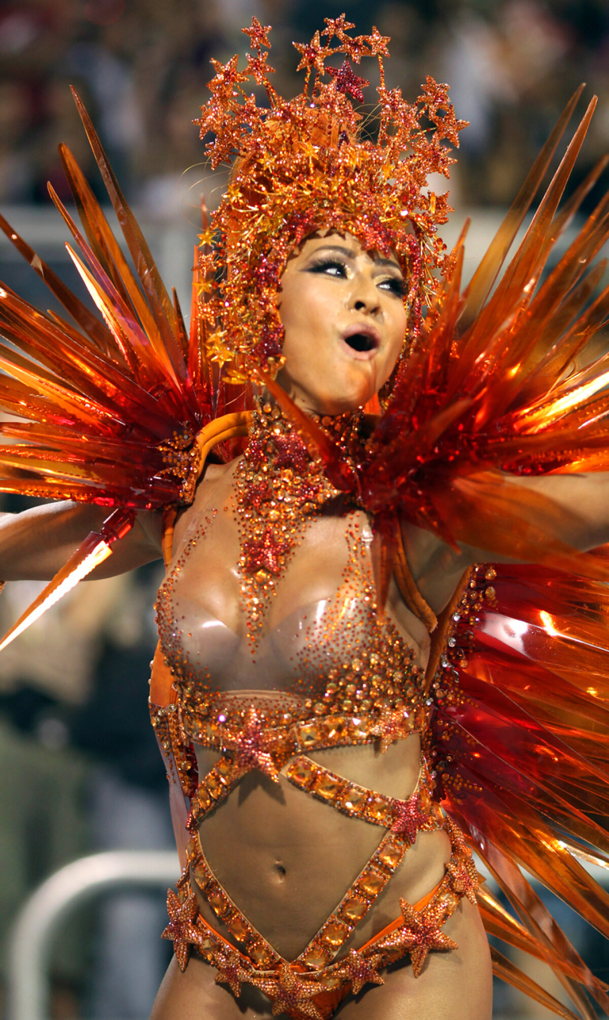 FOTO I-a venit mintea la cap?! Ronaldinho a refuzat frumuseţile carnavalului de la Rio pentru fotbal