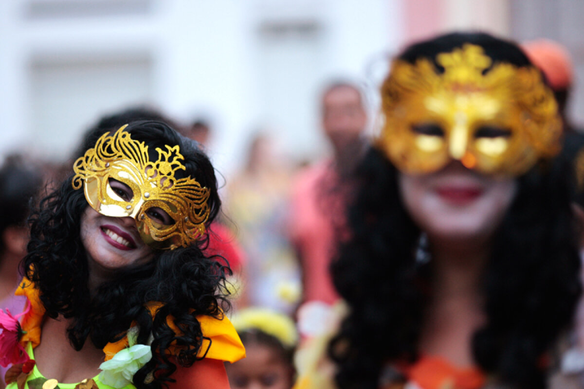 FOTO I-a venit mintea la cap?! Ronaldinho a refuzat frumuseţile carnavalului de la Rio pentru fotbal