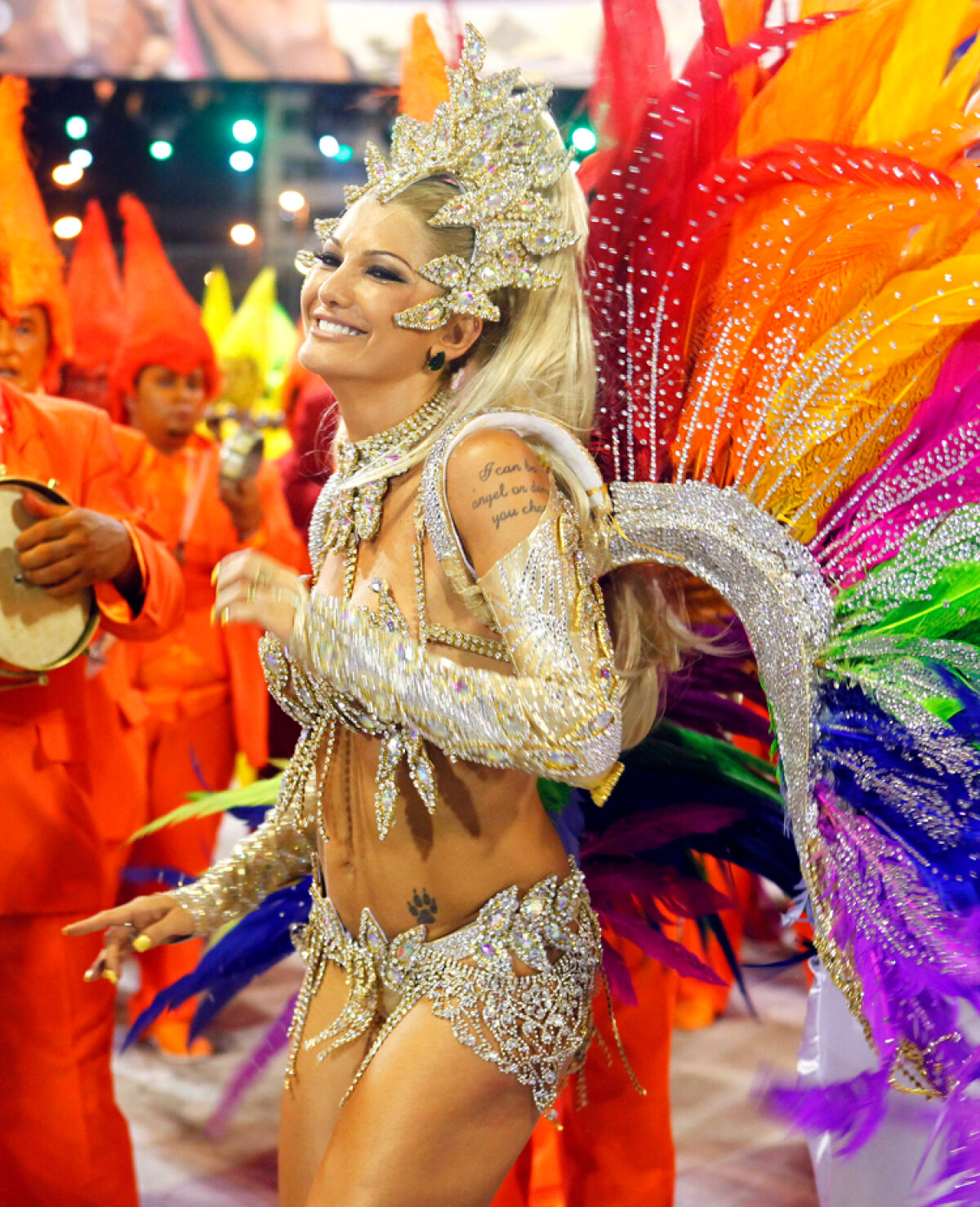 FOTO I-a venit mintea la cap?! Ronaldinho a refuzat frumuseţile carnavalului de la Rio pentru fotbal