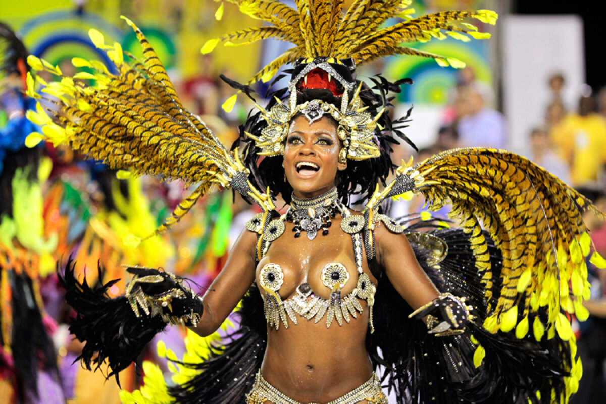 FOTO I-a venit mintea la cap?! Ronaldinho a refuzat frumuseţile carnavalului de la Rio pentru fotbal