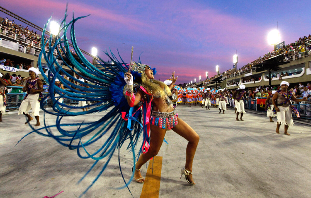 FOTO I-a venit mintea la cap?! Ronaldinho a refuzat frumuseţile carnavalului de la Rio pentru fotbal
