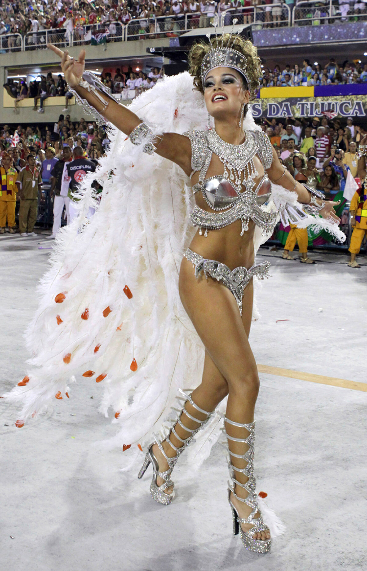 FOTO I-a venit mintea la cap?! Ronaldinho a refuzat frumuseţile carnavalului de la Rio pentru fotbal