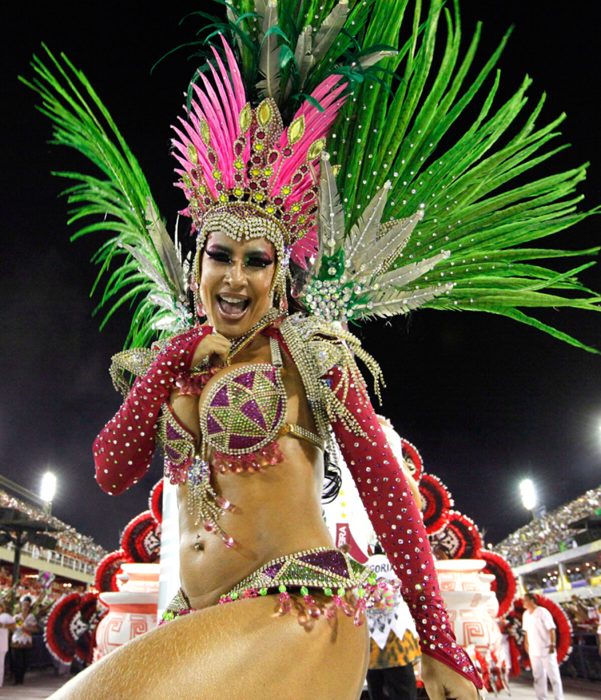 FOTO I-a venit mintea la cap?! Ronaldinho a refuzat frumuseţile carnavalului de la Rio pentru fotbal