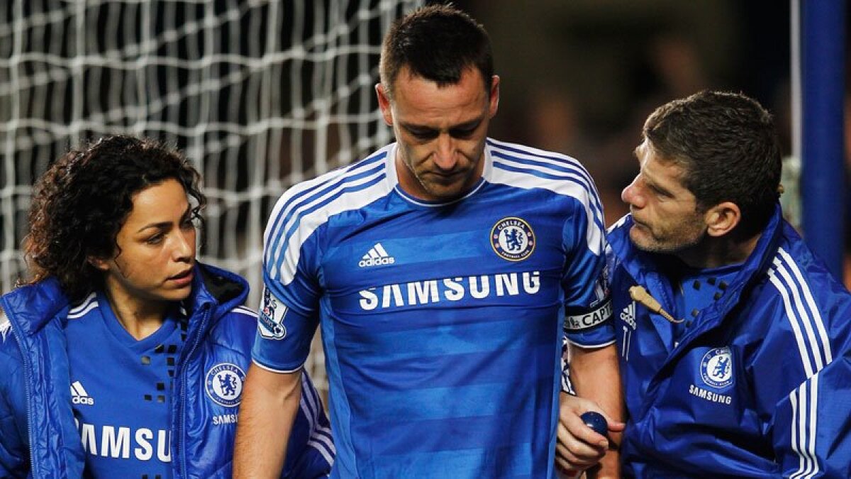 FOTO Jucătorii lui Chelsea chiar sînt pe mîini bune. Iată ce doctoriţă sexy au!