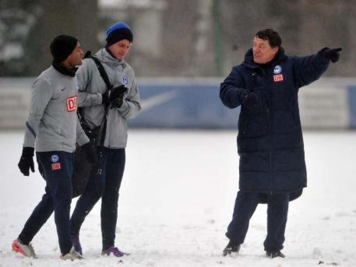 FOTO S-a instaurat ”Ottocraţia”» Rehhagel face la Hertha instrucţie prin nămeţi