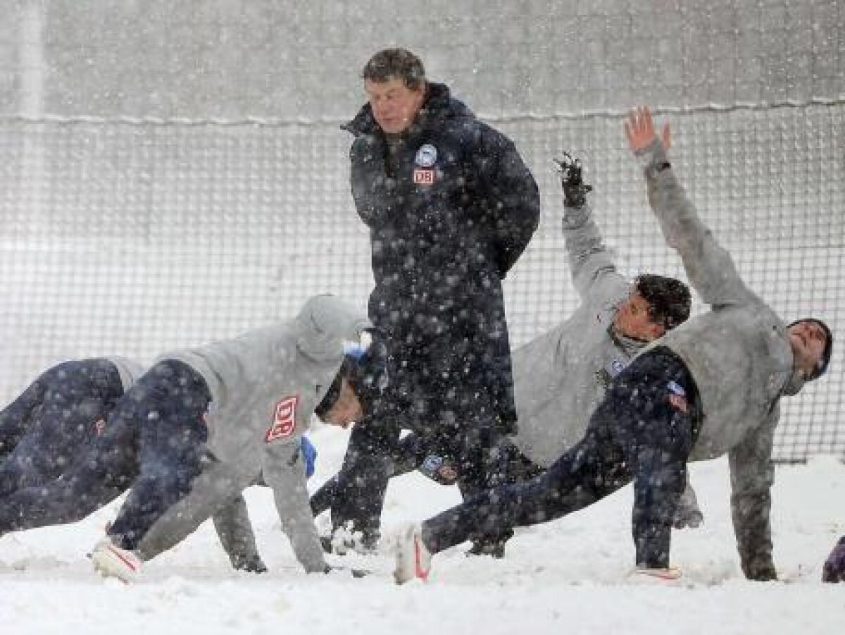 FOTO S-a instaurat ”Ottocraţia”» Rehhagel face la Hertha instrucţie prin nămeţi