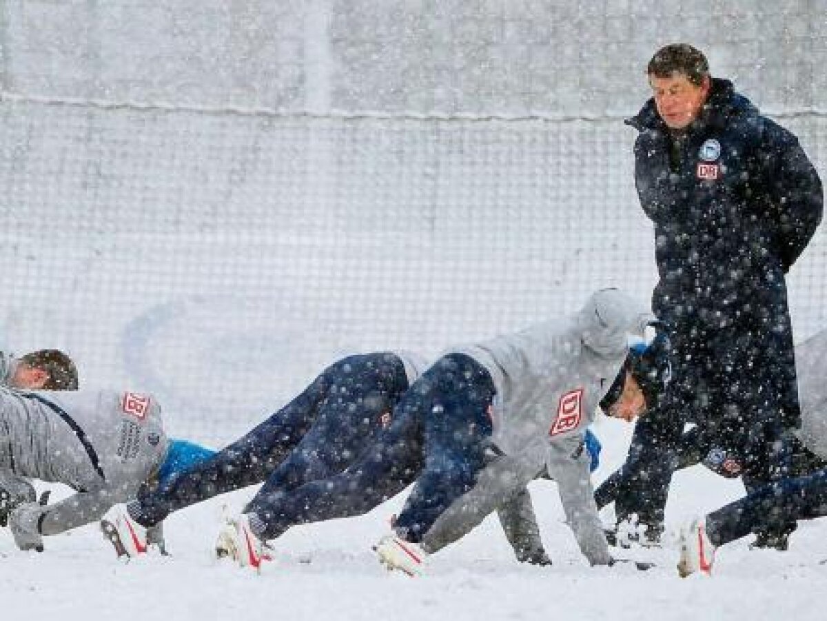 FOTO S-a instaurat ”Ottocraţia”» Rehhagel face la Hertha instrucţie prin nămeţi