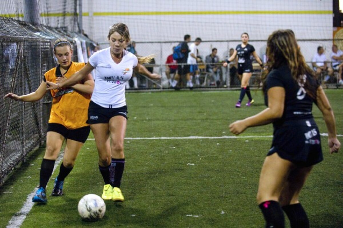 VIDEO şi FOTO ”Lăsaţi drogurile, alegeţi fotbalul!”. Aşa cer ele, ”Divele din Medellin”