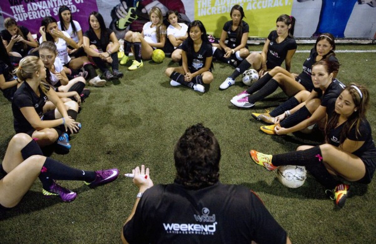 VIDEO şi FOTO ”Lăsaţi drogurile, alegeţi fotbalul!”. Aşa cer ele, ”Divele din Medellin”