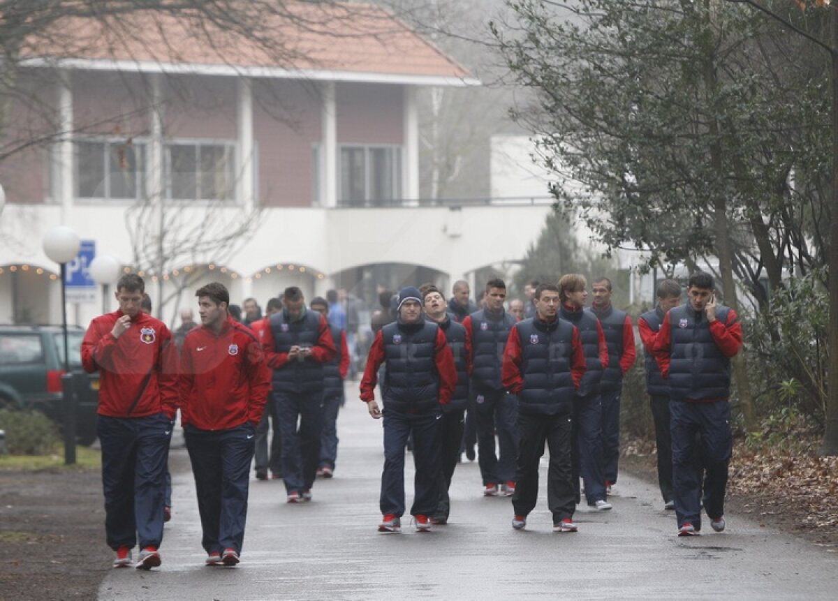 FOTO Tătă, închide poarta! Ilie Stan îi dă lecţii lui Tătăruşanu şi în recreaţie ;)