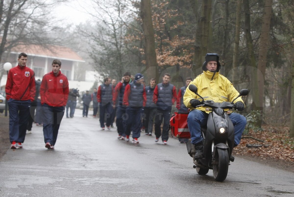 FOTO Tătă, închide poarta! Ilie Stan îi dă lecţii lui Tătăruşanu şi în recreaţie ;)