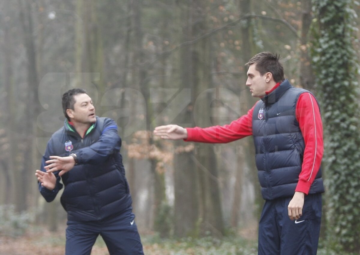 FOTO Tătă, închide poarta! Ilie Stan îi dă lecţii lui Tătăruşanu şi în recreaţie ;)