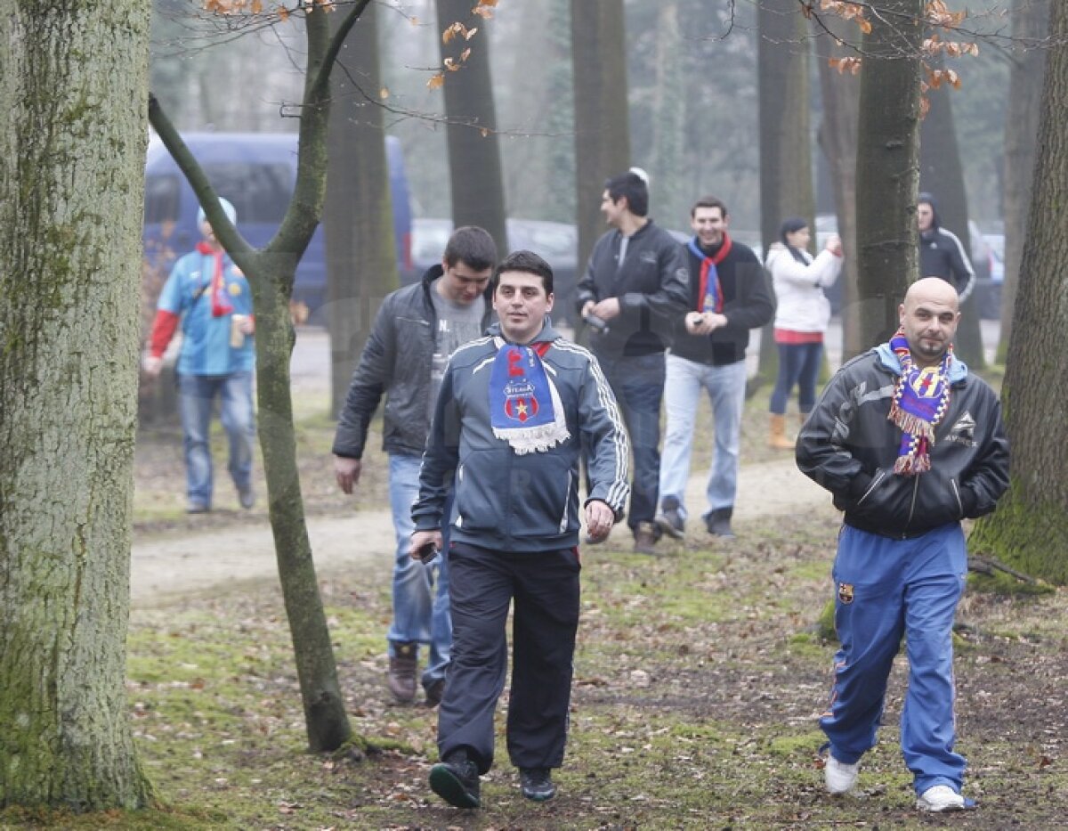 FOTO Tătă, închide poarta! Ilie Stan îi dă lecţii lui Tătăruşanu şi în recreaţie ;)