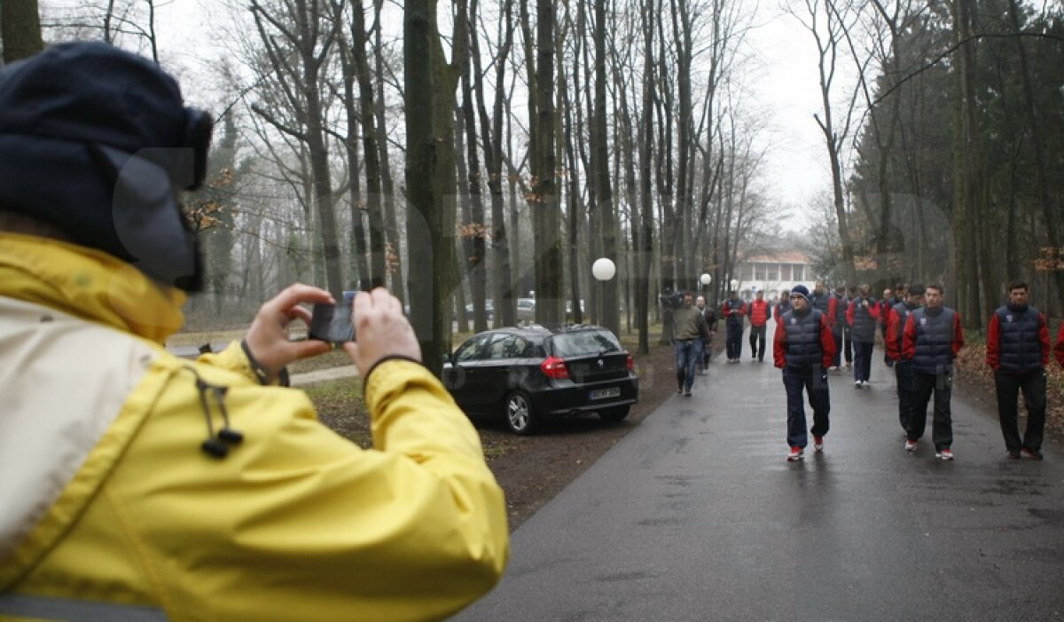 FOTO Tătă, închide poarta! Ilie Stan îi dă lecţii lui Tătăruşanu şi în recreaţie ;)